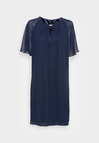 Marinblå chiffonklänning med korta, fladdrande ärmar, en plisserad framdel och en nyckelhålsringning. Slät textur, faller strax ovanför knäna.