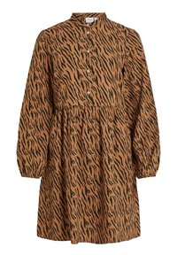 Sukienka z długim rękawem, zapinana na guziki, z wysokim kołnierzem, w brązowo-czarny wzór w paski tygrysie, z gromadzonym paskiem w talii.