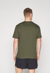 Champion ICONS TONAL CREWNECK WITH LARGE LOGO - T-Shirt print - dark green