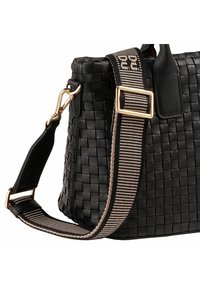 Borsa a tracolla in pelle intrecciata nera con superficie testurizzata, dotata di una chiusura in metallo color oro e una tracolla in tessuto a righe.
