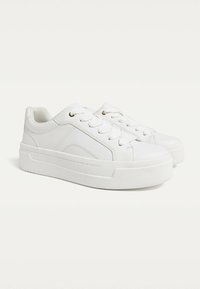 Stradivarius Trainers white Zalando