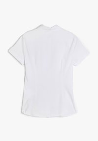 Polo shirt bianco a maniche corte con colletto. Tessuto liscio, design aderente e orlo posteriore leggermente più lungo. Nessun motivo o accentuazione visibile.