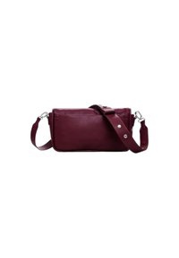 Borsa a tracolla in pelle bordeaux con forma rettangolare, cinturino regolabile, accessori in metallo argentato e texture liscia. Design minimalista.