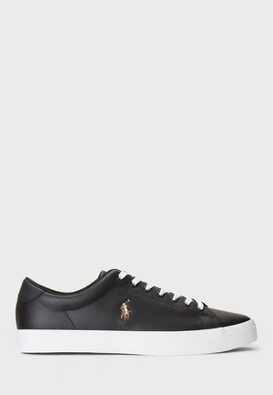 Czarny niski sneaker z białą podeszwą i sznurówkami, z małym naszytym logo zawodnika polo z boku.