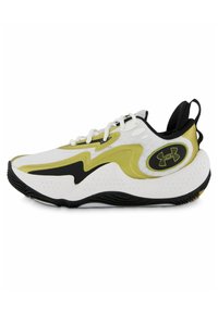 Sneaker con tomaia in rete bianca, accenti gialli e neri, una suola testurizzata e un logo prominente sul lato con una linguetta nera.