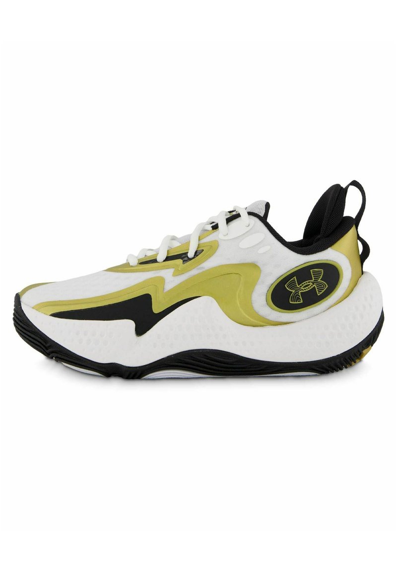 Sneaker con tomaia in rete bianca, accenti gialli e neri, una suola testurizzata e un logo prominente sul lato con una linguetta nera.