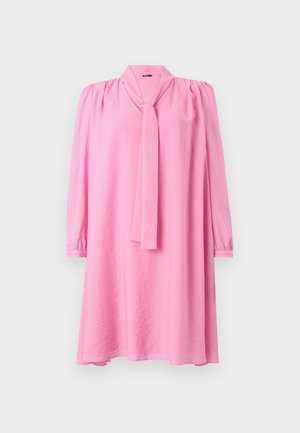 Abito rosa a maniche lunghe con colletto legato, caratterizzato da dettagli arricciati sulle spalle. Tessuto morbido con una vestibilità rilassata e orlo svasato.