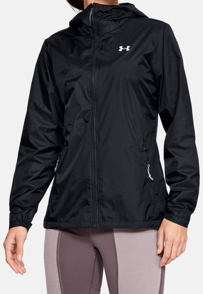 Veste noire à capuche zippée avec des poignets élastiques portée sur des leggings bicolores violets sur une personne debout.