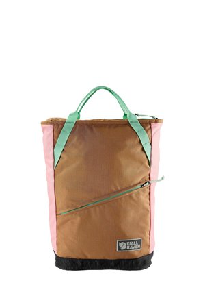 Borsa tote Fjällräven marrone e rosa con manici verde menta e tasca frontale diagonale con cerniera su sfondo bianco.