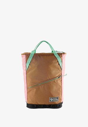 Borsa tote Fjällräven marrone e rosa con manici verde menta e tasca frontale diagonale con cerniera su sfondo bianco.