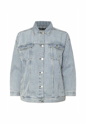 Giacca di jeans azzurro chiaro con strisce verticali bianche, maniche lunghe, due tasche sul petto e bottoni argentati. Presenta un colletto classico e una vestibilità leggermente ampia.