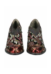 Zapatos negros con un patrón bordado de flores en rojo y blanco, una puntera roja brillante y una banda elástica decorativa en el tobillo.