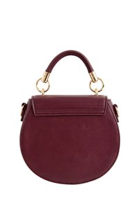 Okrągła, bordowa skórzana torebka z złotymi elementami i wygiętym uchwytem. Wyposażona w klapę zamykającą i fakturowaną powierzchnię.