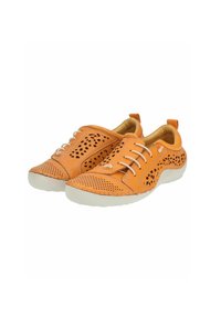 Oranje leren schoenen met een geperforeerd ontwerp, witte rubberen zool, ronde neus en contrasterende stiksels. Voorzien van veters en een treklipje aan de achterkant.