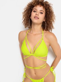 Bikini verde neon con coppe triangolari e design a spalline sottili. Il top presenta cinturini intrecciati, mentre il fondo ha legacci laterali regolabili.