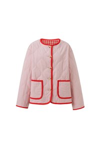 Veston pink matelassé avec des bordures rouges, col rond, deux poches appliquées et boutons en bois. L'intérieur présente un motif vichy rouge et blanc.