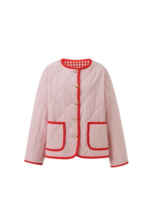 Veston pink matelassé avec des bordures rouges, col rond, deux poches appliquées et boutons en bois. L'intérieur présente un motif vichy rouge et blanc.