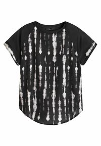 Sort-hvid tie-dye t-shirt med korte raglansærmer, afrundet kant og glat tekstur med lodrette striber og et kontrasterende sort stof.