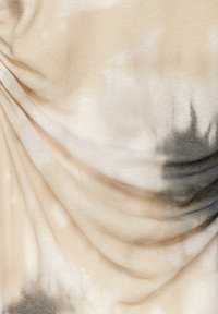Tela beige y crema con una textura suave, que presenta patrones de tie-dye en tonos más oscuros, creando una caída fluida y una profundidad visual.