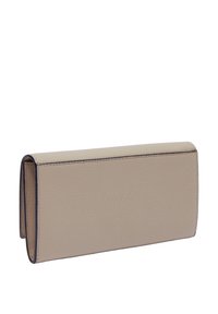 Beżowy skórzany portfel o teksturowanym wykończeniu, prostokątnym kształcie i kontrastowych ciemnych szwach wzdłuż krawędzi. Brak widocznych elementów metalowych lub akcentów.
