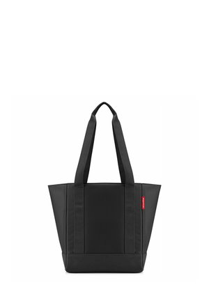 Zwarte draagtas met brede hengsels, rechthoekige bodem en een rood label aan de zijkant, ontworpen om met de hand of over de schouder te dragen.