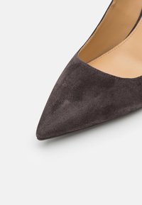 MICHAEL Michael Kors ALINA FLEX  - Escarpins à talons hauts - chocolate