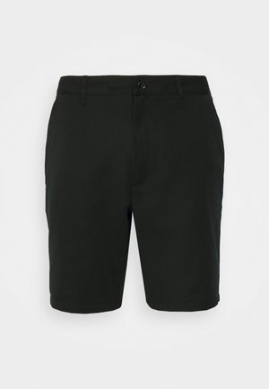 Schwarze Shorts aus leichtem Stoff. Mit einem taillierten Schnitt, Knopfverschluss und Seitentaschen. Saumkanteneinfassung ohne sichtbare Muster.