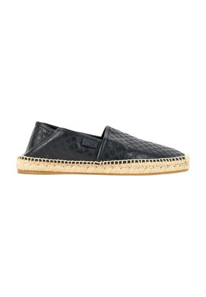 Chaussure espadrille en cuir noir avec semelle en jute tissée cousue, motif embossé sur la tige et design slip-on vue de profil.