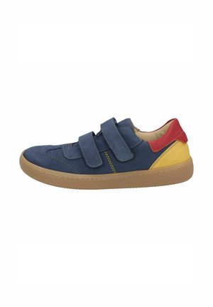 Navyblauer Kindersneaker mit zwei Klettverschlüssen, rotem Fersenkragen, gelbem Fersenstück und hellbrauter Gummisohle auf weißem Hintergrund.