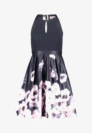 Robe à motifs floraux avec un corsage noir ajusté, un détail en trou de serrure et une jupe en satin évasée ornée de grandes fleurs roses et blanches.