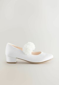 Hvid satin sko med blokhæle og rund tå, med to hvide blomsterapplikationer foran. Simpelt og elegant design.