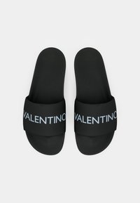 Zwarte flip-flops met een textuur in de voetbed en een brede band met "VALENTINO" in lichtblauwe letters. Gladde rubberen materiaal.