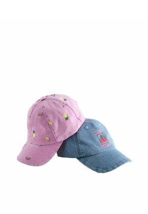 Zwei Baseballkappen, eine rosa mit kleinen Fruchtmustern und eine blaue mit einer Kirsche und der Stickerei "Cherry Fresh".