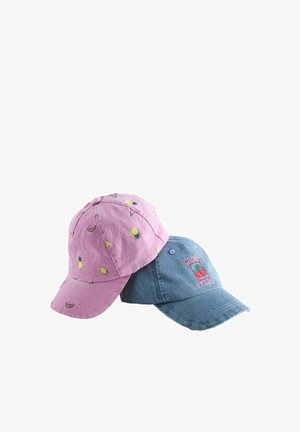 Deux casquettes de baseball, une rose avec de petits motifs de fruits, et une bleue avec une cerise et une broderie "Cherry Fresh".