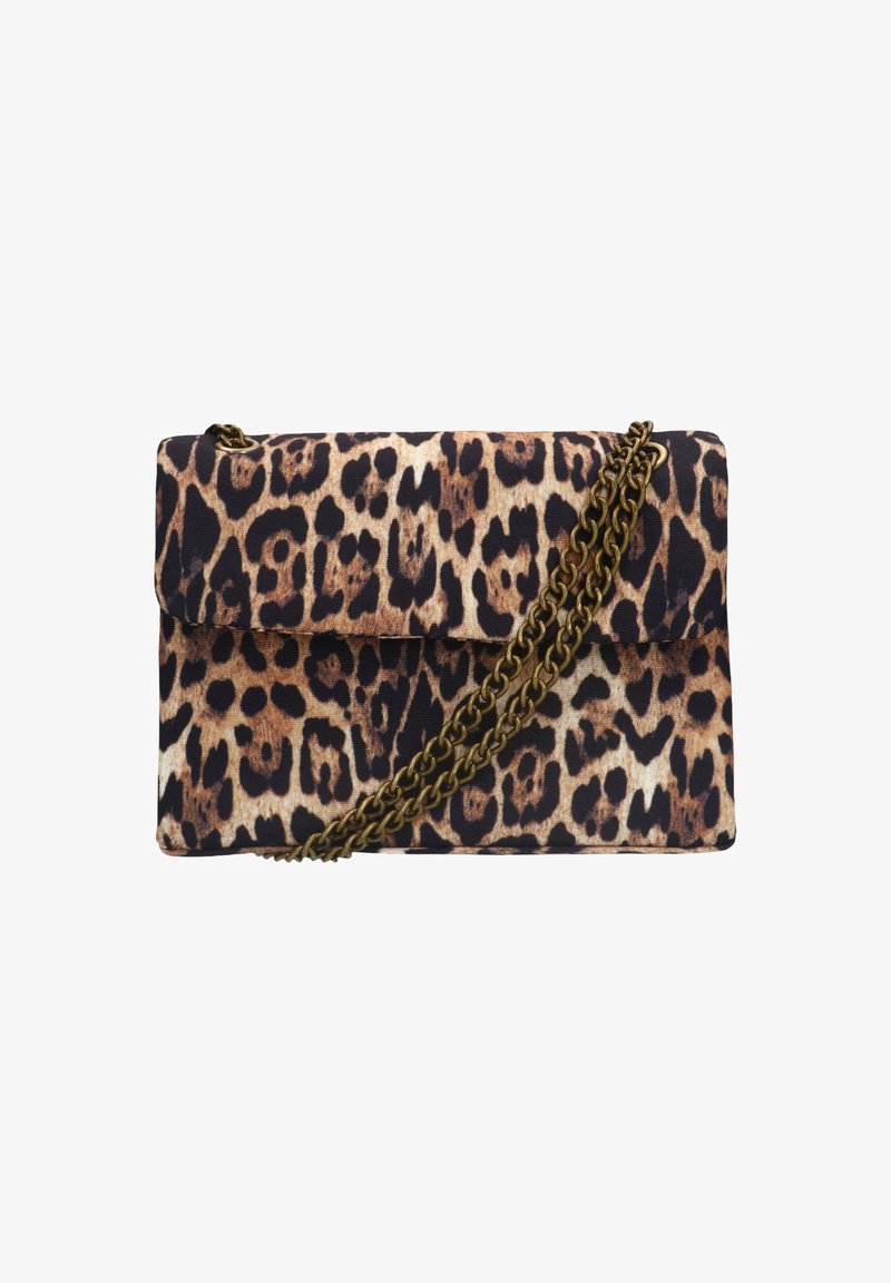 Luipaardprint clutch met een omslagflap, gouden kettingband en stoffen materiaal. Heeft een gedurfd dierenpatroon op een zwarte achtergrond.