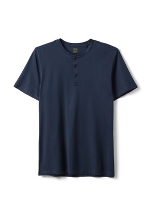 Maglietta Henley blu navy a maniche corte con scollo rotondo e tre bottoni neri sulla patta frontale.