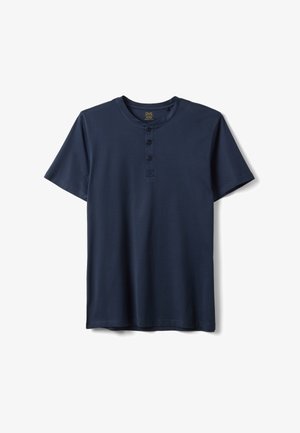 Maglietta Henley blu navy a maniche corte con scollo rotondo e tre bottoni neri sulla patta frontale.