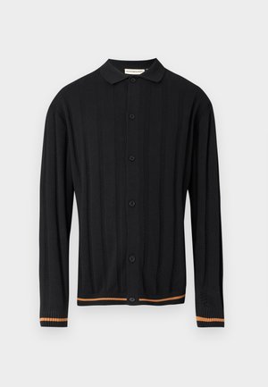 Čierny kardigán s textúrovaným pruhovaným vzorom, s golierom, prednými gombíkmi a oranžovým akcentom na rebrovaných manžetách a leme.