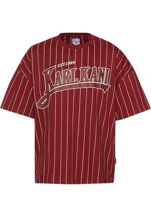 Piros csíkos, rövid ujjú póló kerek nyakkal, középen egy nagy fehér "KARL KANI EST.1989" logóval. Pamut anyag.