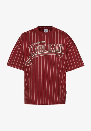 Punane triibuline lühikeste varrukatega T-särk, ümar kaelusega, millel on keskel suur valge "KARL KANI EST.1989" logo. Valmistatud puuvillast.