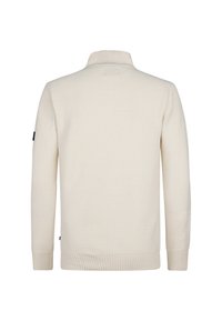 Maglione lavorato a maglia color crema con colletto alto, motivo testurizzato, polsini a costine e un piccolo logo nero sulla manica. Vista posteriore mostrata.