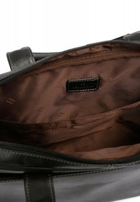 Zwarte leren handtas met een ritsluiting, bruin stoffen binnenvoering en een binnenzak met een merklabel. Gladde textuur en stevige ontwerp.