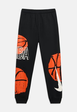 Pantaloni de trening negri cu grafică portocalie baschet și text alb pe care scrie "NBA" și un logo alb swoosh pe picioare.
