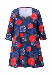 Vestido de túnica en color navy con mangas tres cuartos. Presenta un vibrante patrón floral en rojo, azul y blanco. Escote cuadrado, corte relajado.