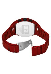 Orologio in silicone rosso con retro in acciaio inossidabile, corona nera e due pulsanti, chiusura con fibbia e finitura liscia.