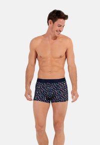 Boxer da uomo blu navy con un vivace motivo di impronte colorate, cintura elastica con logo del brand, realizzati in un tessuto morbido e elasticizzato.
