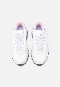 Άσπρα αθλητικά παπούτσια με ροζ και μπλε λεπτομέρειες, με υφασμένο επάνω μέρος και μαύρη λαστιχένια σόλα, δεμένα με γαλάζια κορδόνια.