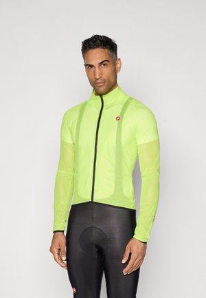 Leichte, leuchtend neongelbe Radjacke mit durchgehendem Reißverschluss, langen Ärmeln und taillierter Passform; kombiniert mit enganliegenden schwarzen Radhosen.