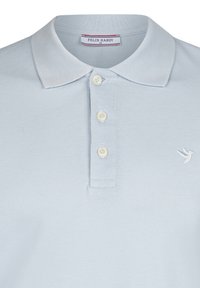 Hellblaues Polohemd mit klassischem Kragen, drei weißen Knöpfen, strukturiertem Stoff und einem kleinen weißen Vogel-Logo auf der linken Brust.