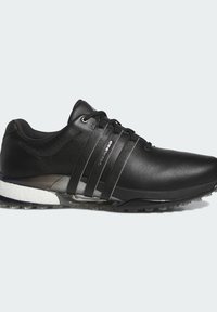 Černé syntetické golfové boty s elegantním designem, které mají tři horizontální pruhy, strukturovaný svršek a průhlednou podrážku s bílými akcenty.